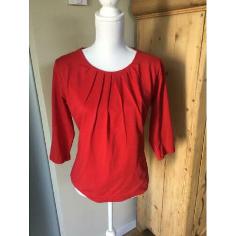 Zgan rood shirt, gekocht bij Stepping out. Is eigen merk.