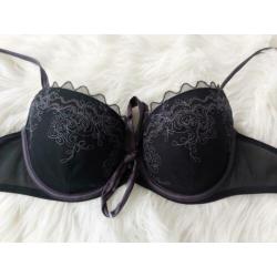 Zwarte BH met strik van Hunkemoller maat 85C