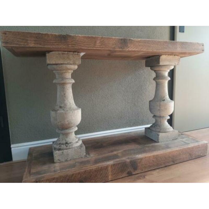 Stoer en sober sidetable