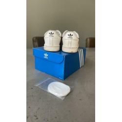 Adidas sneakers ?? maat 23