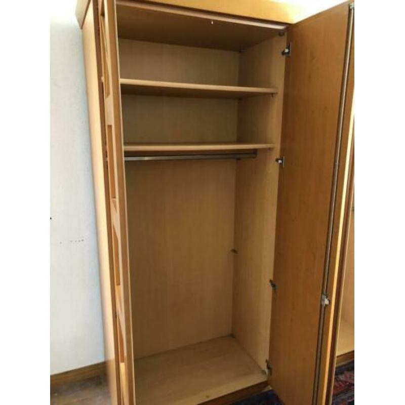 Houten kledingkast met twee hanggedeeltes en 4 planken