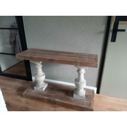 Stoer en sober sidetable