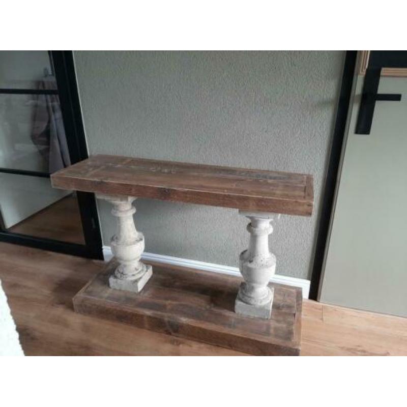 Stoer en sober sidetable