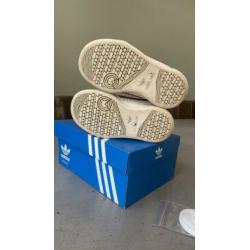 Adidas sneakers ?? maat 23