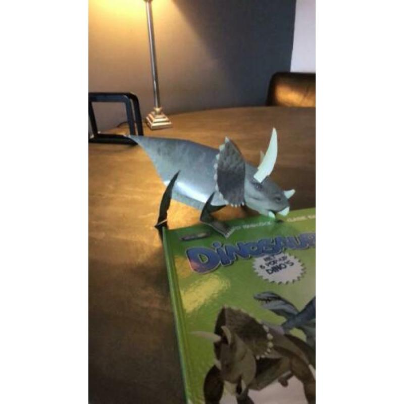 Dinosaurussen boek met 6 pop up dino’s