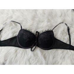 Zwarte BH met strik van Hunkemoller maat 85C
