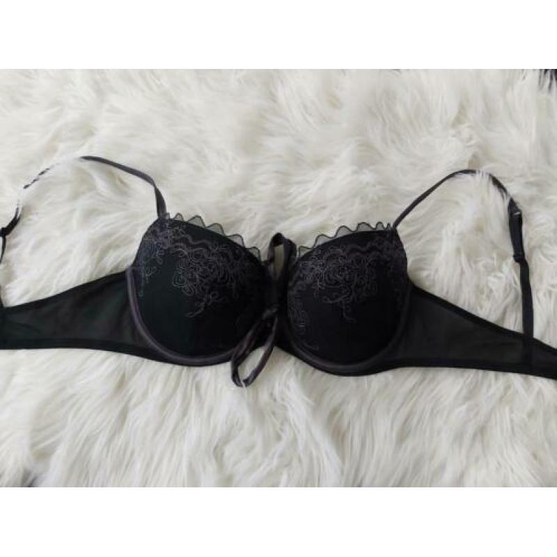 Zwarte BH met strik van Hunkemoller maat 85C