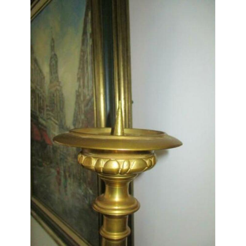 1 Kandelaar van koper is 66 cm hoog.