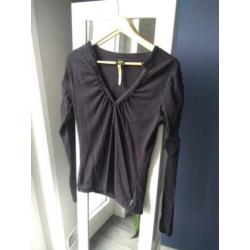 Effen zwarte longsleeve met leuke details Dept L/40