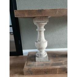 Stoer en sober sidetable