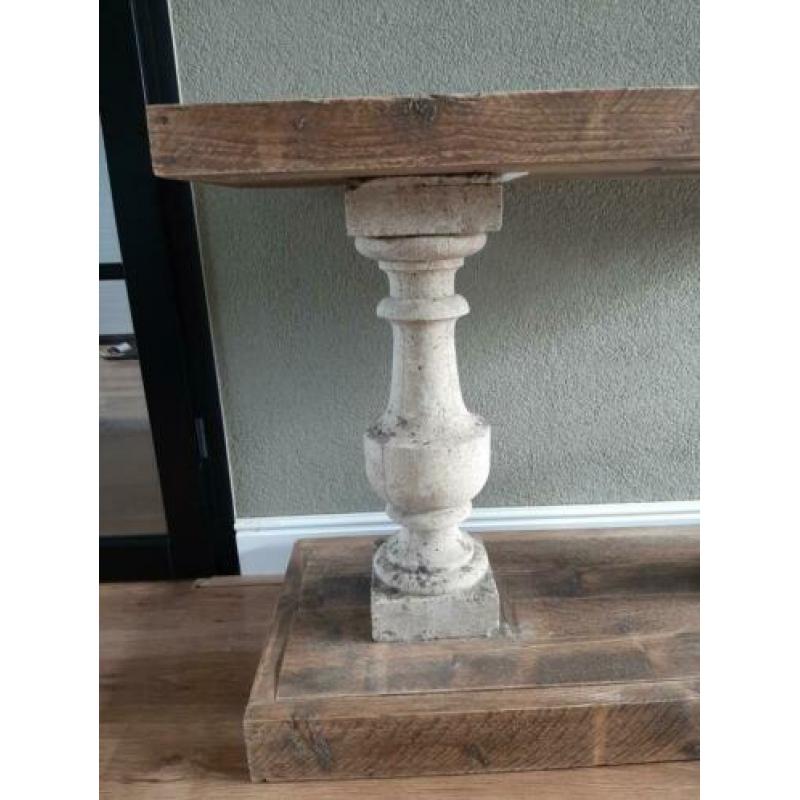 Stoer en sober sidetable