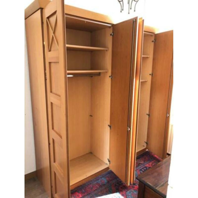 Houten kledingkast met twee hanggedeeltes en 4 planken