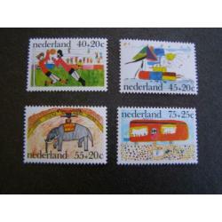 1976: Kinderzegels NVPH 1103 / 1106; postfris, originele gom