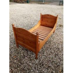 631 a, antiek grenen bed (matrasmaat 90 x190 cm) te koop
