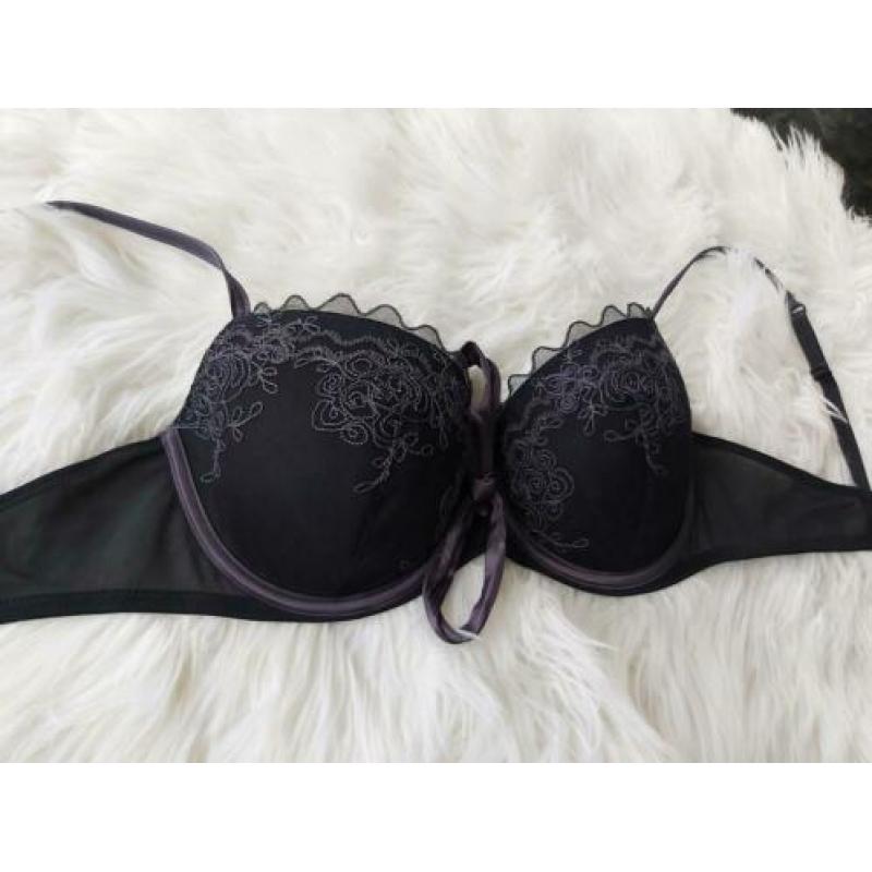 Zwarte BH met strik van Hunkemoller maat 85C