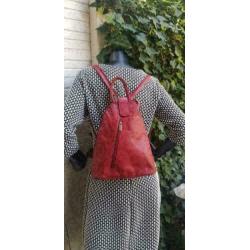 RUGZAK damestas rood leder, zeer fraai (nr F160)