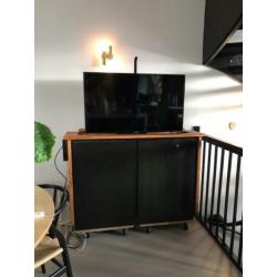 TV-Lift in unieke TV-kast op wieltjes (eikenhout met zwart)