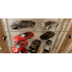 Verzameling modelautos inclusief kast