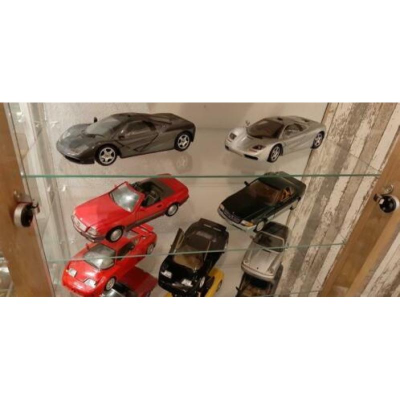 Verzameling modelautos inclusief kast