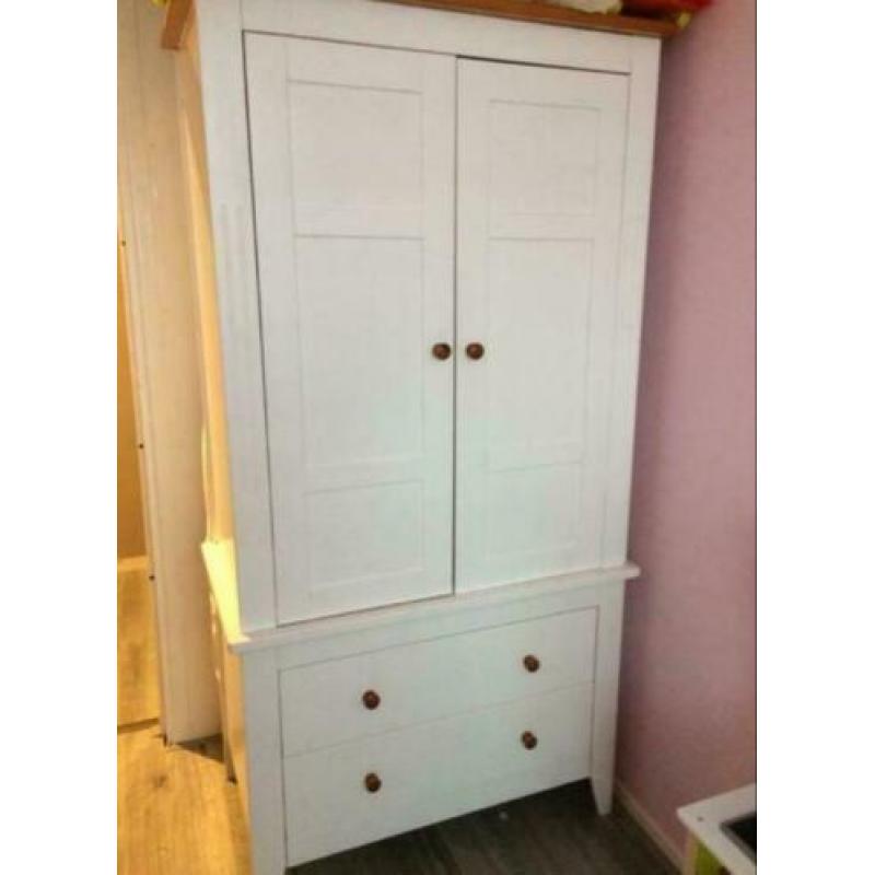 Baby bedje, kledingkast en commode
