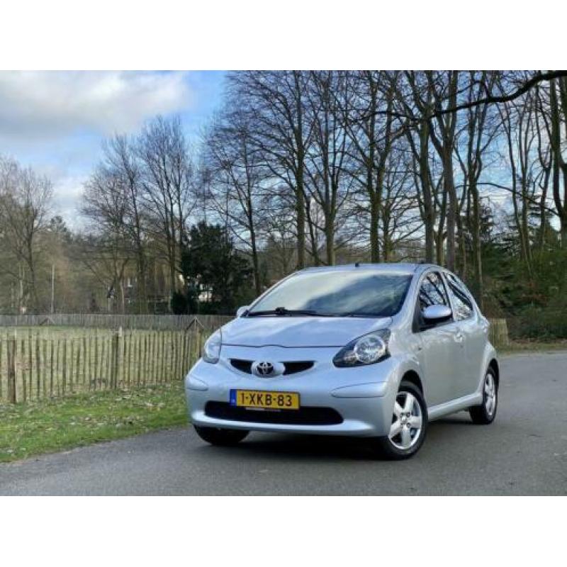 Toyota Aygo 1.0 12V Vvt-i 5DRS 2007 Grijs