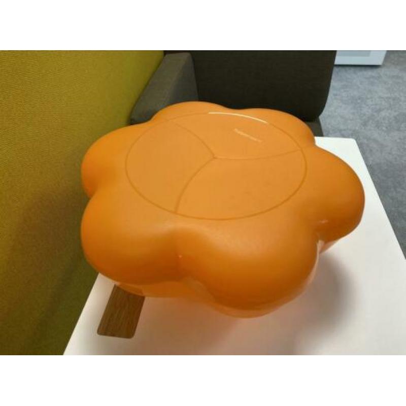 Grote oranje Tupperware chips of saladeschaal