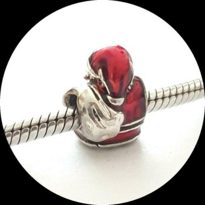 Kerstman, rood emaille, past ook aan een Pandora armband