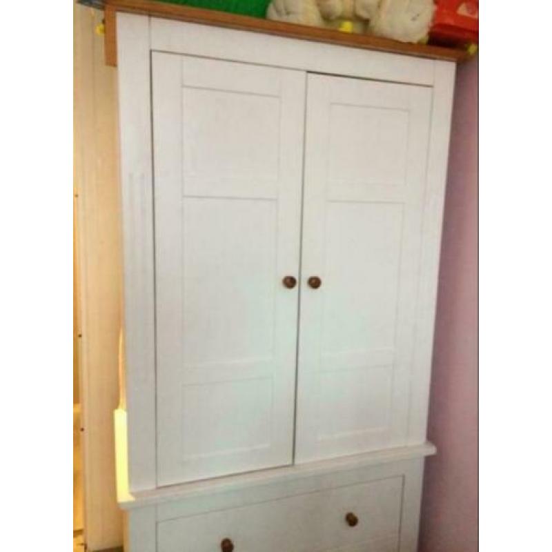 Baby bedje, kledingkast en commode