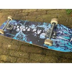 skateboard blauw met wit