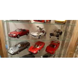 Verzameling modelautos inclusief kast