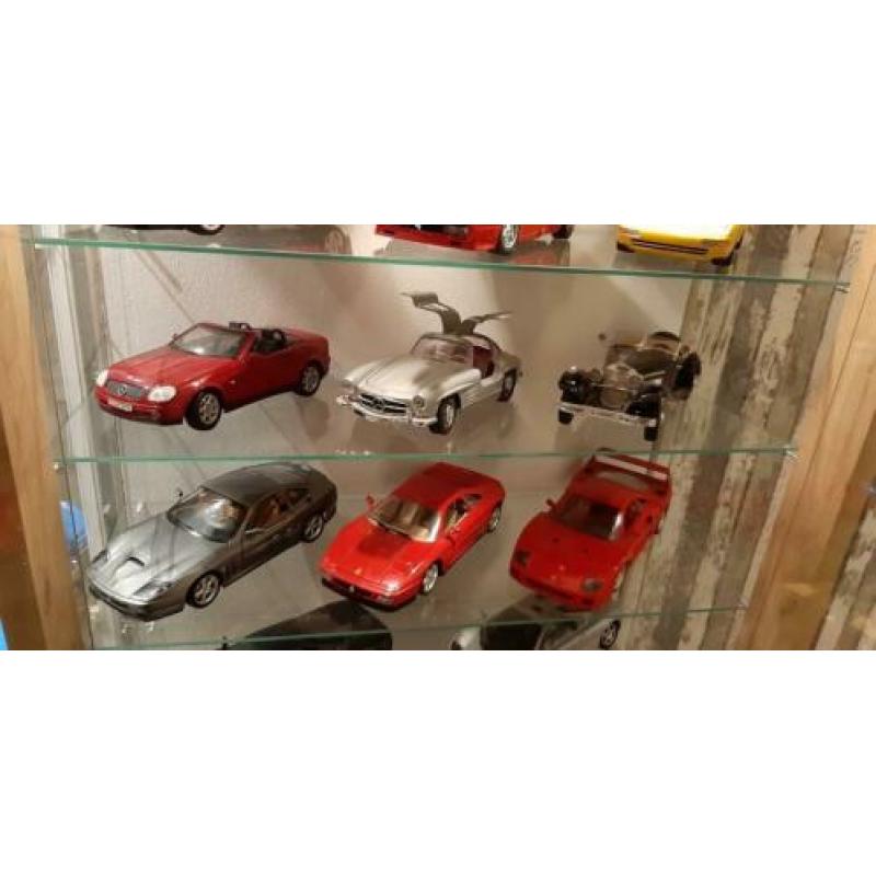 Verzameling modelautos inclusief kast