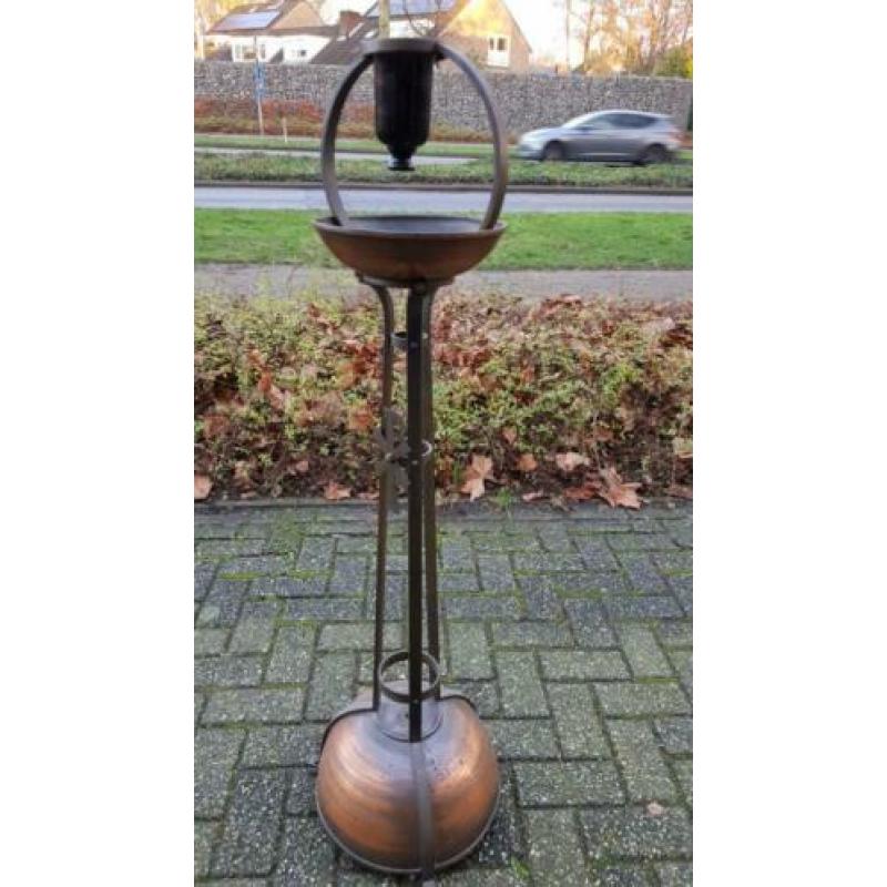 Antieke paaskaars kandelaar uit kerk