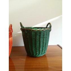 Groen en oranje rieten mandje retro bloempot