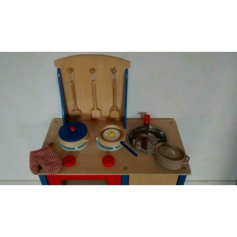 Houten keukentje met inventaris.