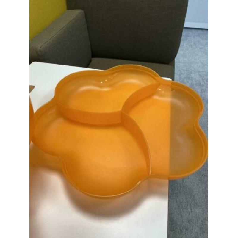 Grote oranje Tupperware chips of saladeschaal