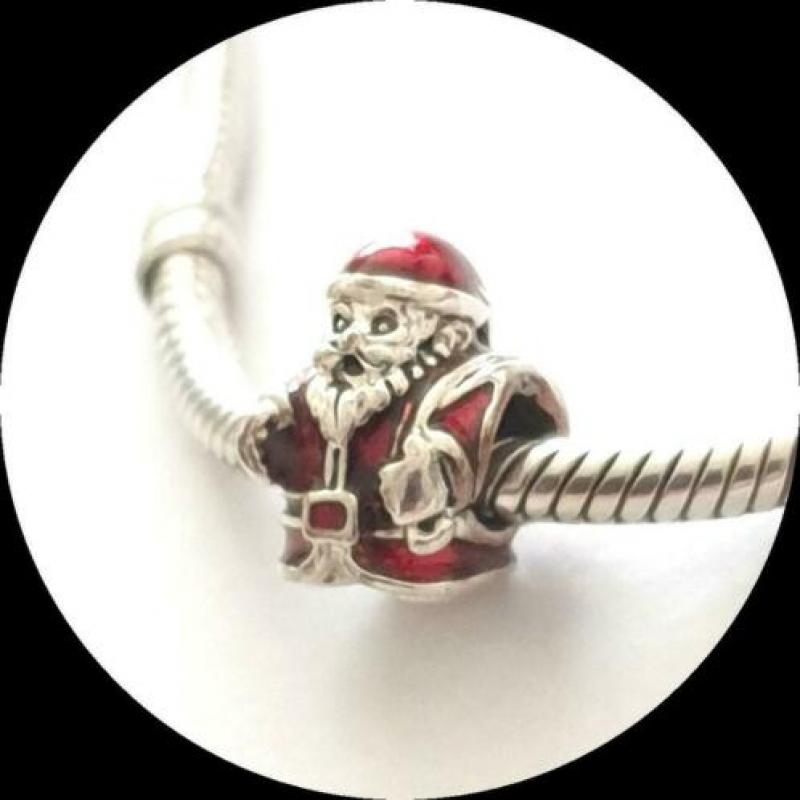 Kerstman, rood emaille, past ook aan een Pandora armband