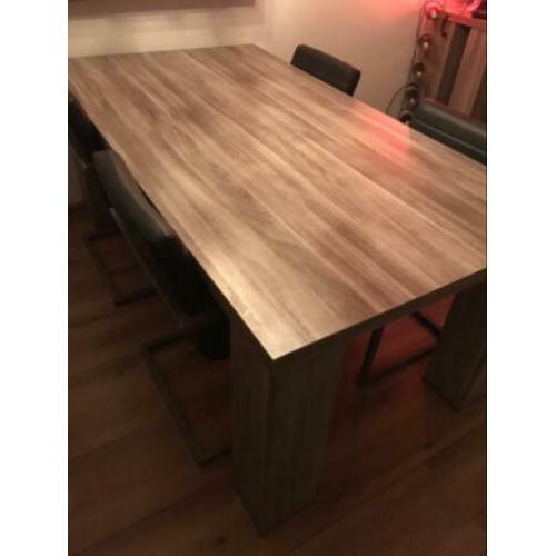 Zeer duurzame, robuuste eettafel
