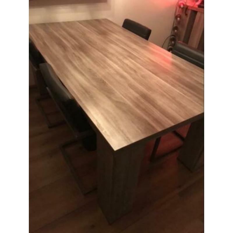 Zeer duurzame, robuuste eettafel