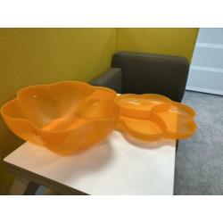 Grote oranje Tupperware chips of saladeschaal