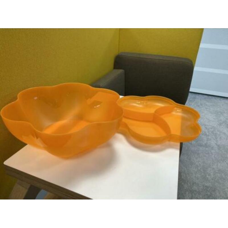 Grote oranje Tupperware chips of saladeschaal