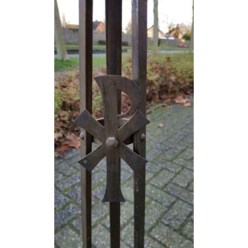 Antieke paaskaars kandelaar uit kerk