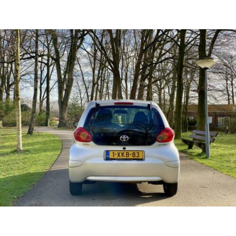 Toyota Aygo 1.0 12V Vvt-i 5DRS 2007 Grijs