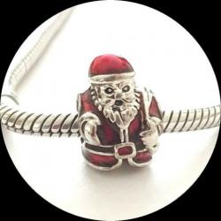 Kerstman, rood emaille, past ook aan een Pandora armband