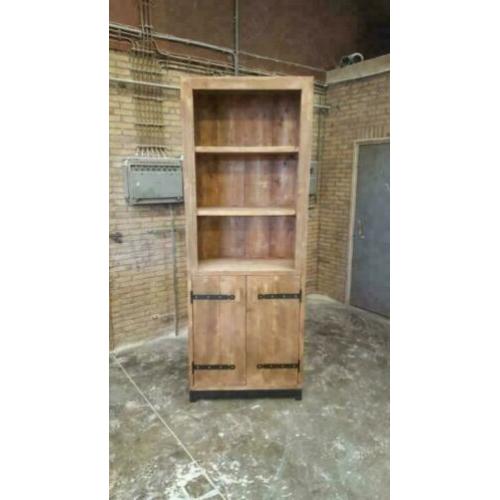 Steigerhout boekenkast met stalen onderstel
