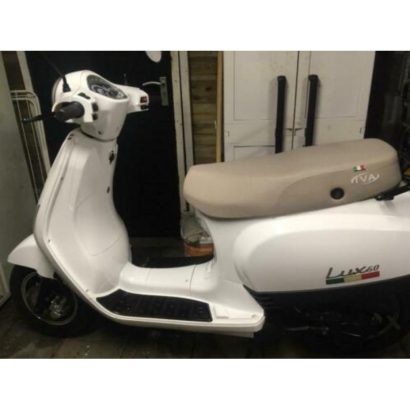 Iva snorscooter scooter 2015 Vespa look 1e eigenaar!