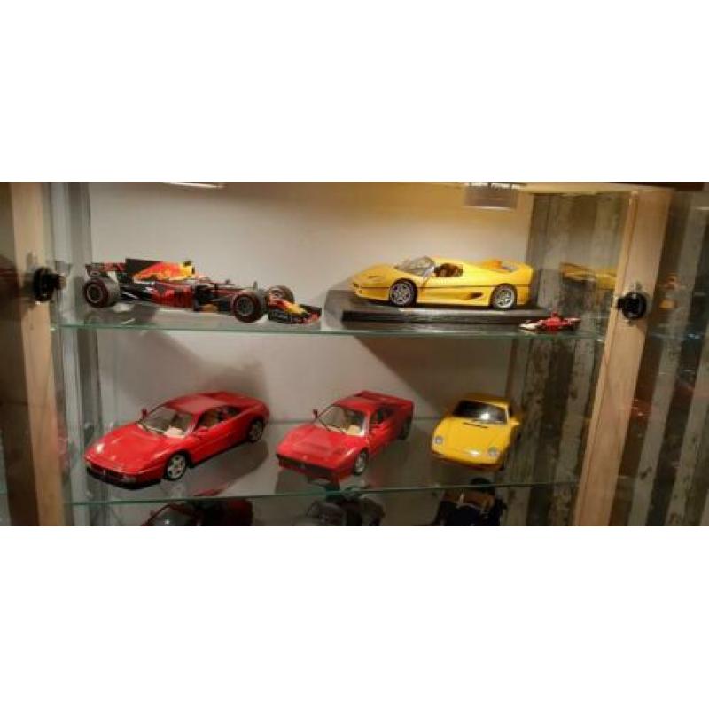 Verzameling modelautos inclusief kast