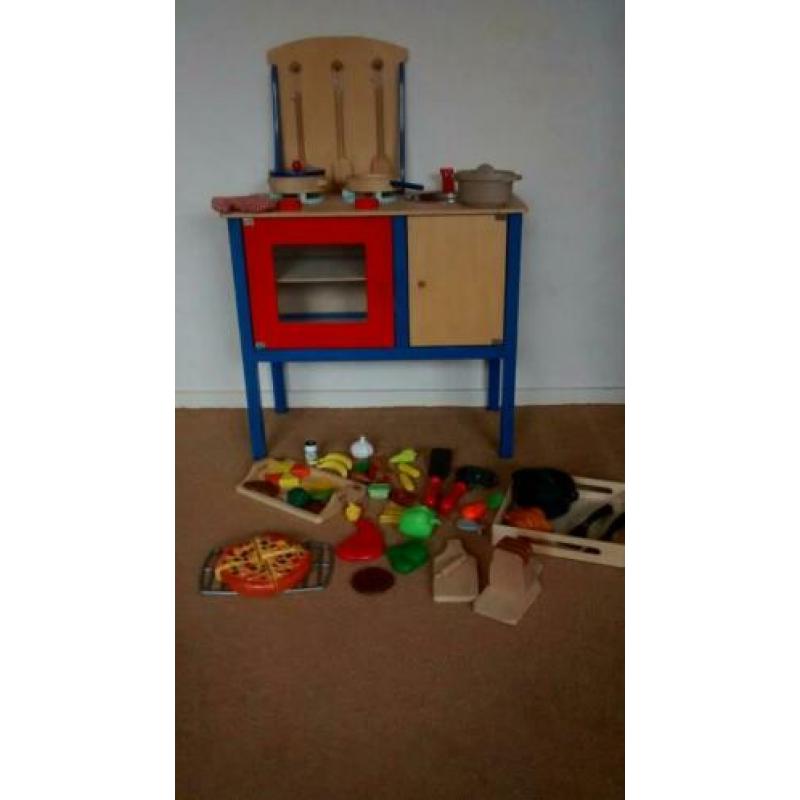 Houten keukentje met inventaris.