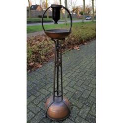 Antieke paaskaars kandelaar uit kerk
