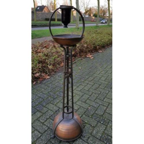 Antieke paaskaars kandelaar uit kerk