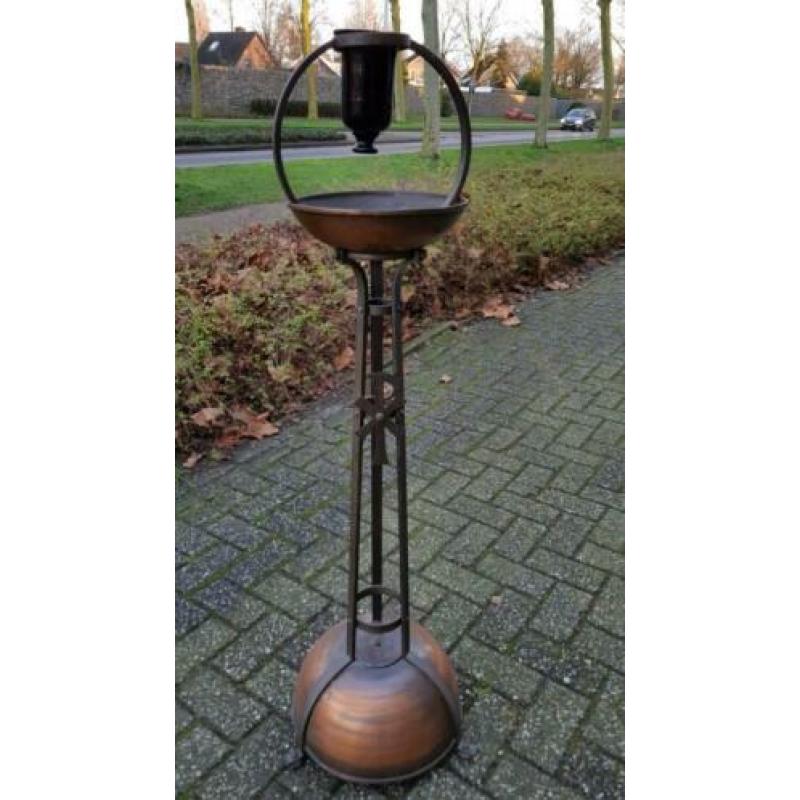 Antieke paaskaars kandelaar uit kerk